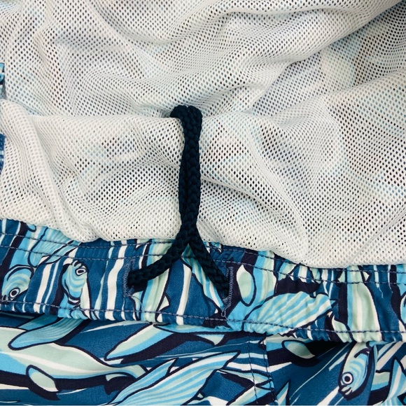 Vineyard Vines flying fish swim trunks. Size Large - Picture 5 of 8